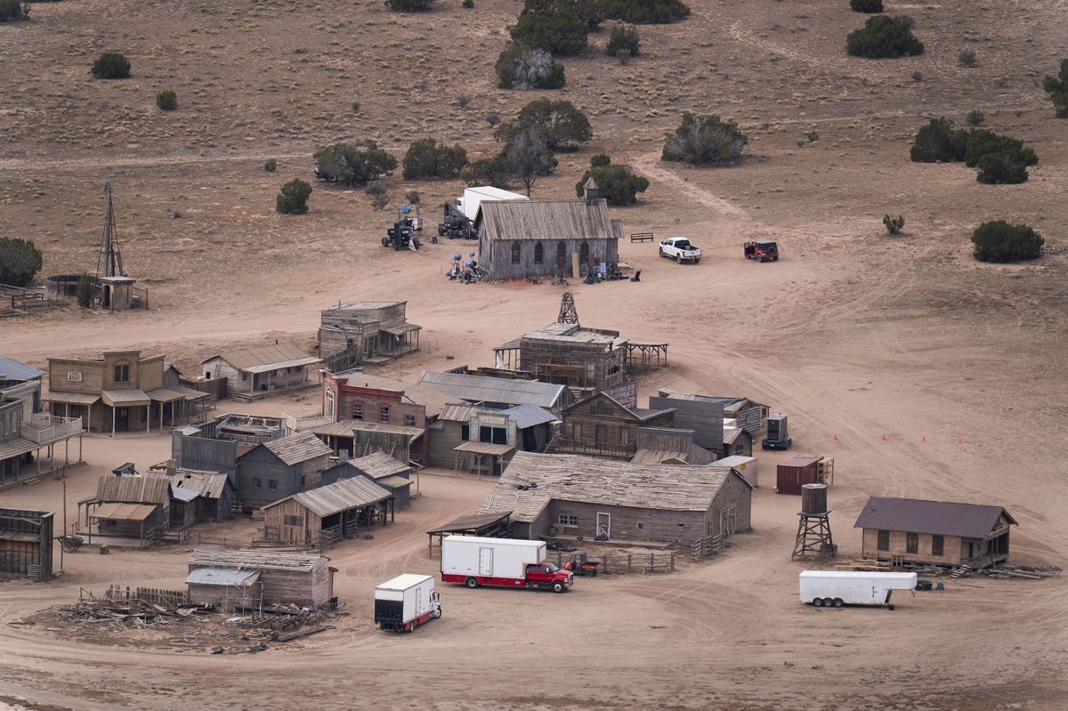 Et luftfoto af det filmset, hvor stjerneskuespilleren Alec Baldwin under optagelser til den kommende westernfilm "Rust" torsdag affyrede en pistol, der viste sig at være ladt med et skarpt skud. Skuddet dræbte filmfotografen Halyna Hutchins.
