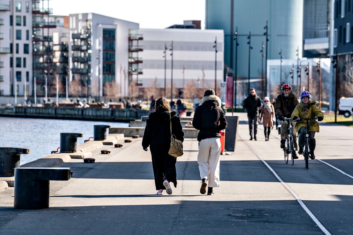 I Jylland byder vejret på solskin hele tirsdagen, og solskinsvejret vil så rykke østover i løbet af dagen.