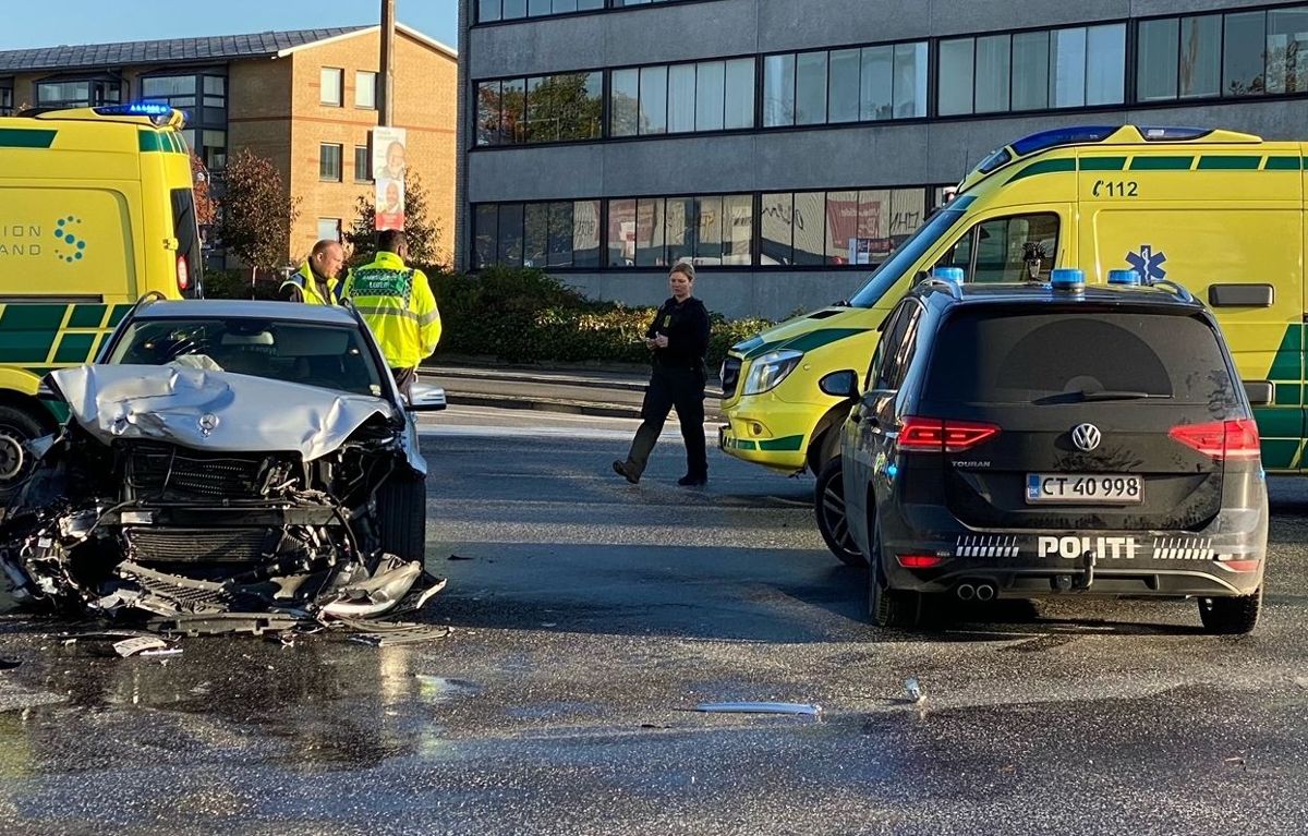 Den ene bil er totalt smadret.