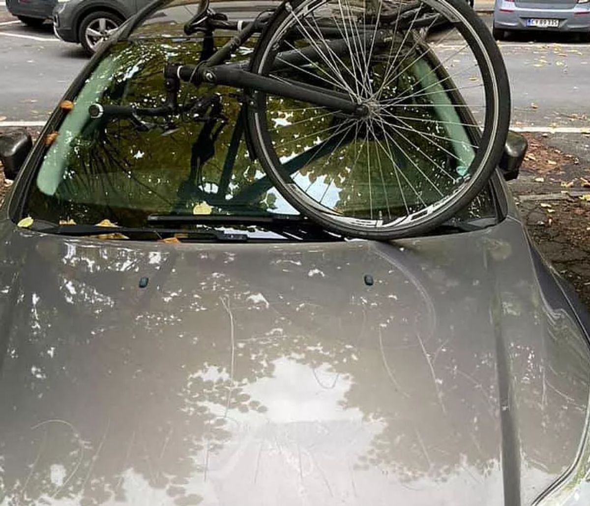 To af de tre biler havde fået smidt en cykel henover forrude og tag, mens alle tre biler havde fået ridset "parker ordentligt" ned i fronten.