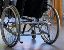 Knivmand i kørestol angriber gruppe