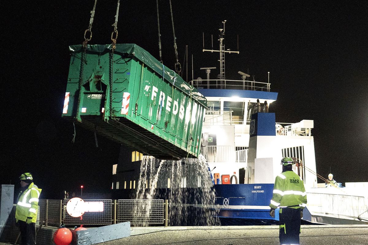 Chaufføren på lastbilen, der skulle med færgen over Limfjorden til Sundsøre, havde glemt at trække håndbremsen.