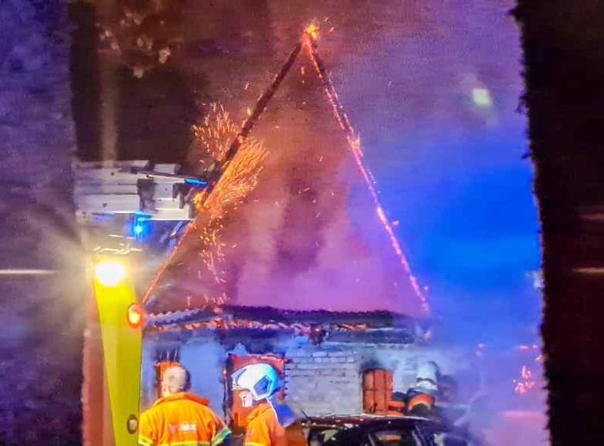 Der udbrød voldsom brand på en landejendom i Vemmelev.