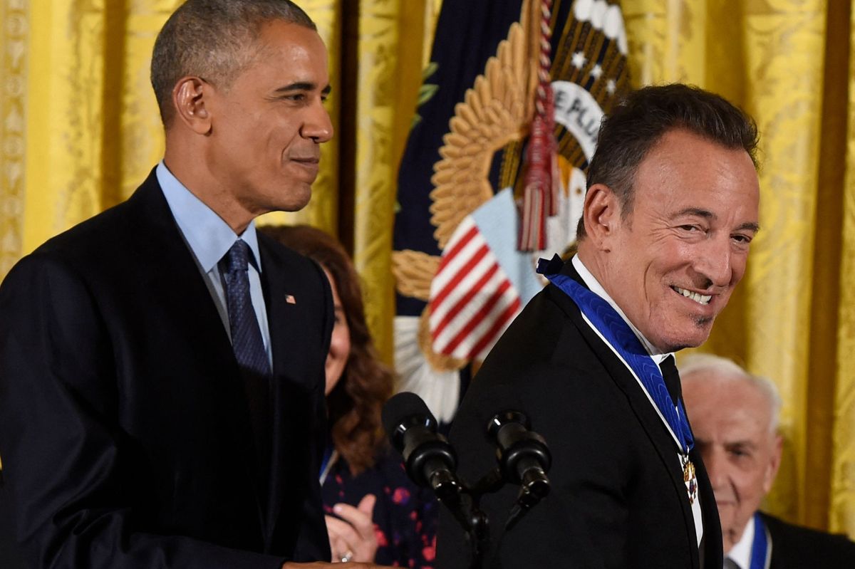Bruce Springsteen og Barack Obama har netop udgivet bogen "Renegades: Born in the USA". I 2016 fik verdensstjernen tildelt Presidential Medal of Freedom - den højeste udmærkelse til civilpersoner i USA - af Barack Obama, der var præsident på dette tidspunkt