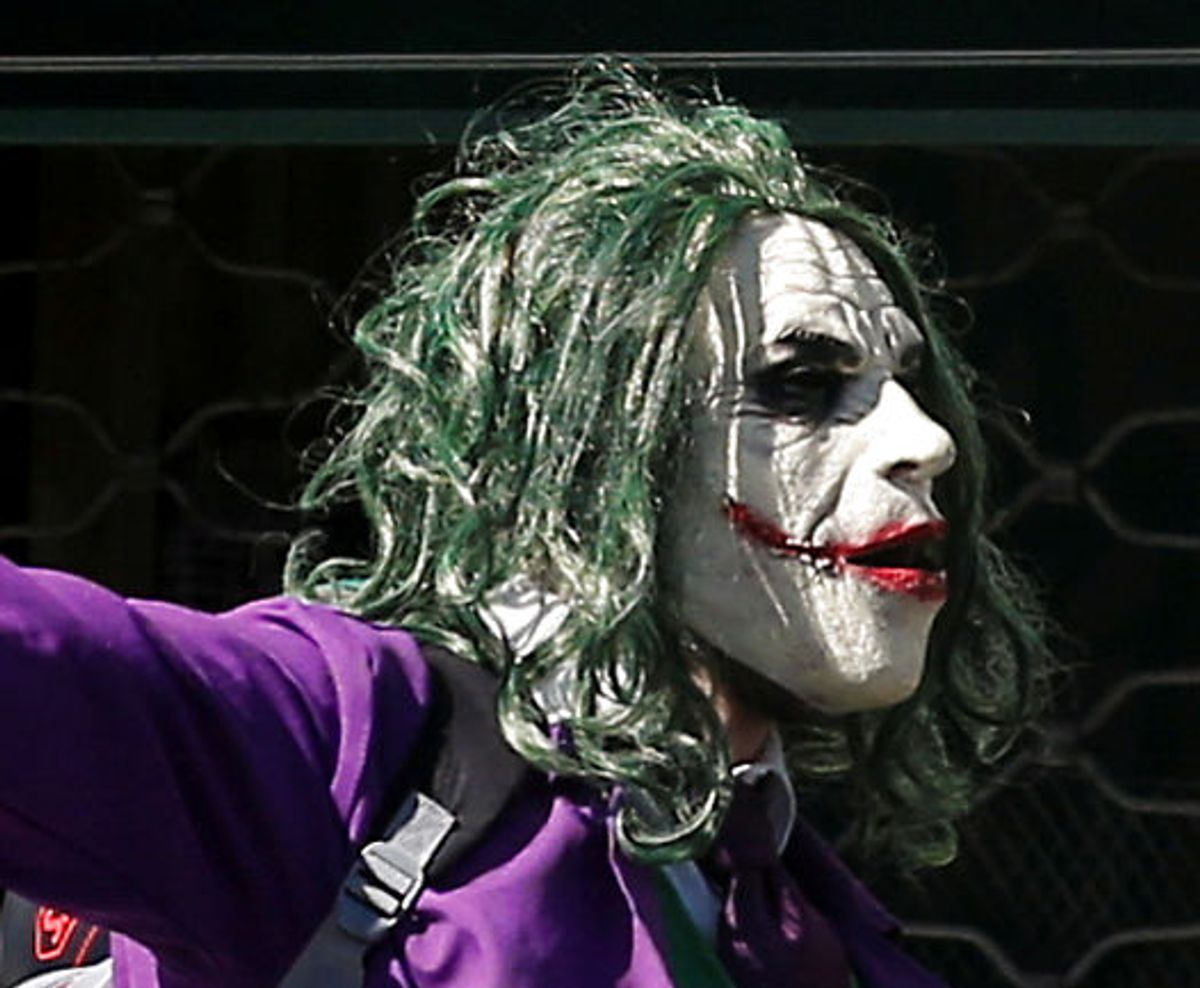 En mand klædt ud som 'Jokeren' fra Batman har stukket folk ned i et tog.