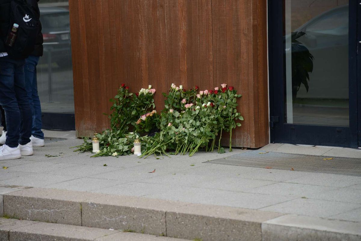 Der ligger blomster ved indgangen til Aarhus Handelsgymnasium, hvor den dræbte 18-årige mand var elev