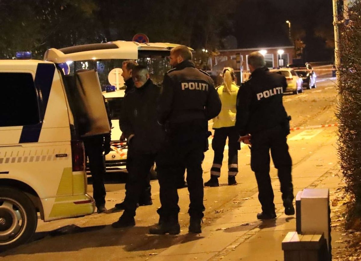 Politiet leder efter en tredje gerningsmand til knivdrabet søndag.