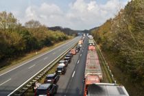 Fanget bag lastbil i flammer