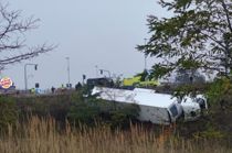 Kø: Lastbil væltet på motorvej