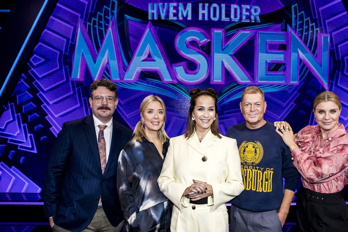 Sofie Jo Kaufmanas, nummer to fra venstre, ses her sammen med vært Ibi Støving, i midten, og sine detektivkolleger fra første 'Hvem holder masken' - sæson, Mille Dinesen, Peter Frödin, og Frederik Cilius.