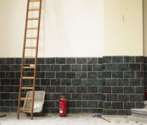 Alvorligt kvæstet efter flere meters fald