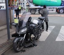 Kvinde på motorcykel ramt af bil