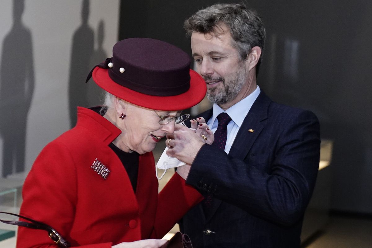 Dronning Margrethe får hjælp af Frederik, da hendes mundbind drillede.
