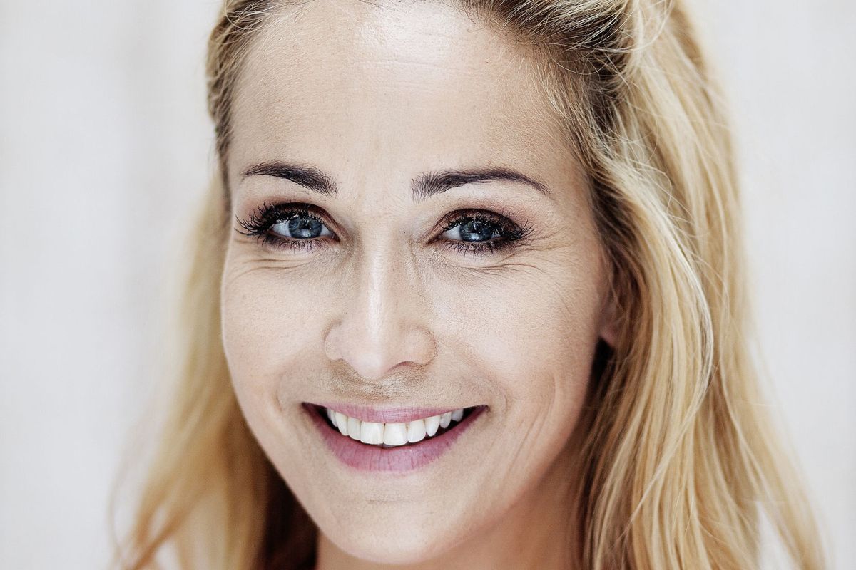 Mens Ibi Støving lå indlagt med dobbeltsidet nyresvigt, lovede hun sig selv, at hvis hun overlevede, så ville hun genoptage skuespillet. Det har hun gjort, og i dag arbejder hun også med sine andre kreative sider - blandt andet er hun i gang med at skrive på en tv-serie, hun håber, kan blive til virkelighed. - Jeg sørger for at spille på andre tangenter i mit liv end kun at lave fjernsyn.
