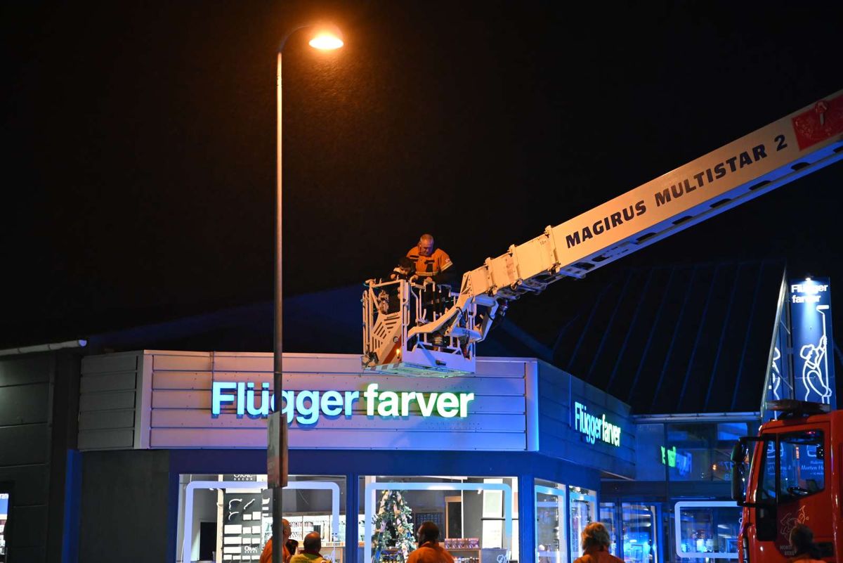 Drengen havde siddet på taget en time, da hjælpen nåede frem.