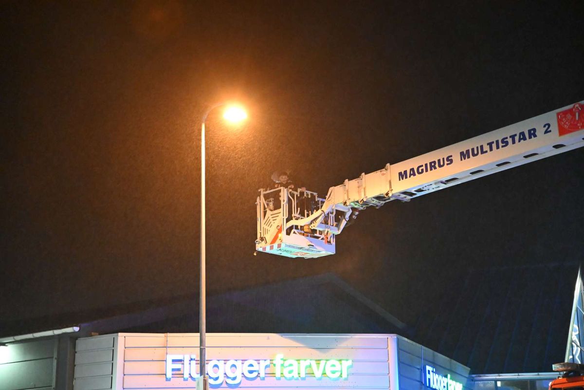 Den 11-årige knægt kunne godt komme op. Men han turde ikke kravle ned.