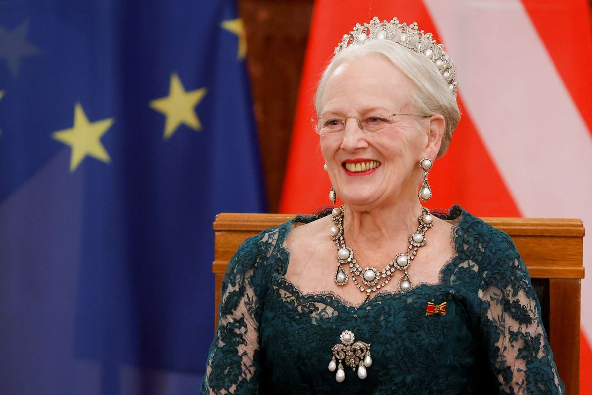 Dronning Margrethe med det kostbare Perlepoire-smykkesæt. Læg mærke til brochen, der her mangler den midterste af i alt fem perler.