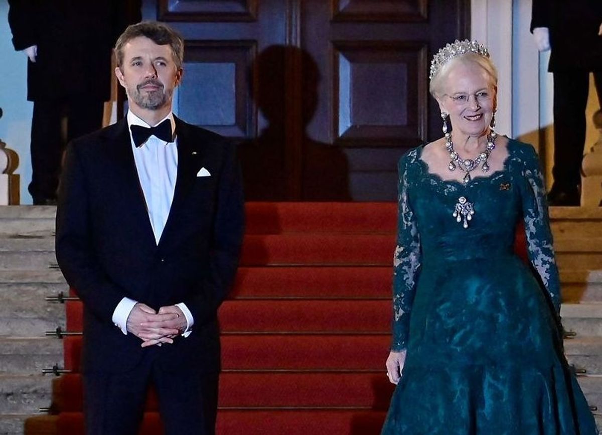Dronning Margrethe og kronprins Frederik ved ankomsten til statsbanketten på Schloss Bellevue i Berlin, hvor brochen stadig var intakt.
