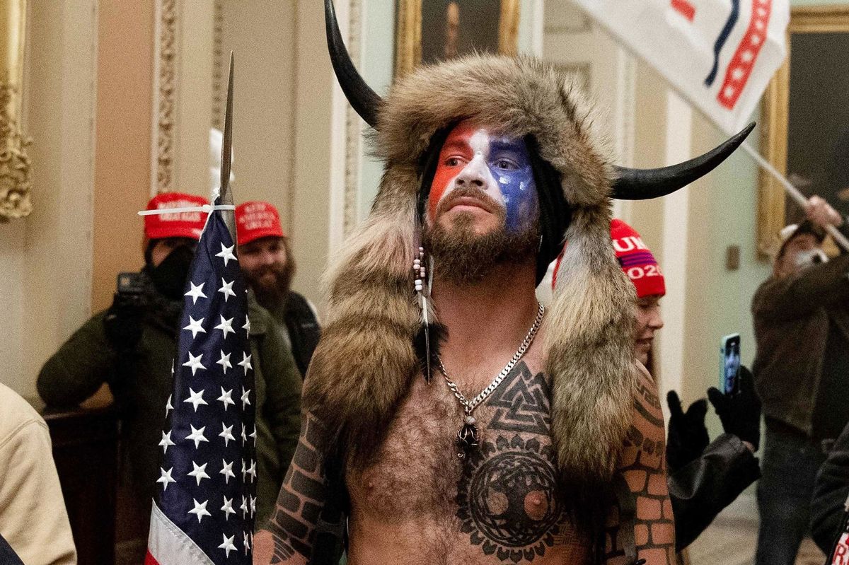 Jacob Anthony Chansley, der blev kendt som "QAnon Shaman" under stormen på Kongressen i Washington D.C. den 6. januar, blev onsdag idømt en fængselsstraf på tre år og fem måneder.