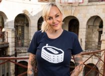 Faldt i kar med ketchup