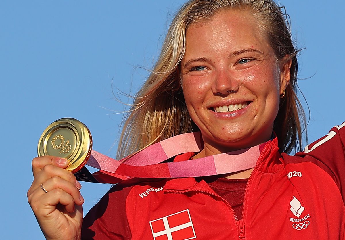 Anne-Marie Rindom med sin guldmedalje og på toppen af serjsskamlen ved OL i Tokyo.