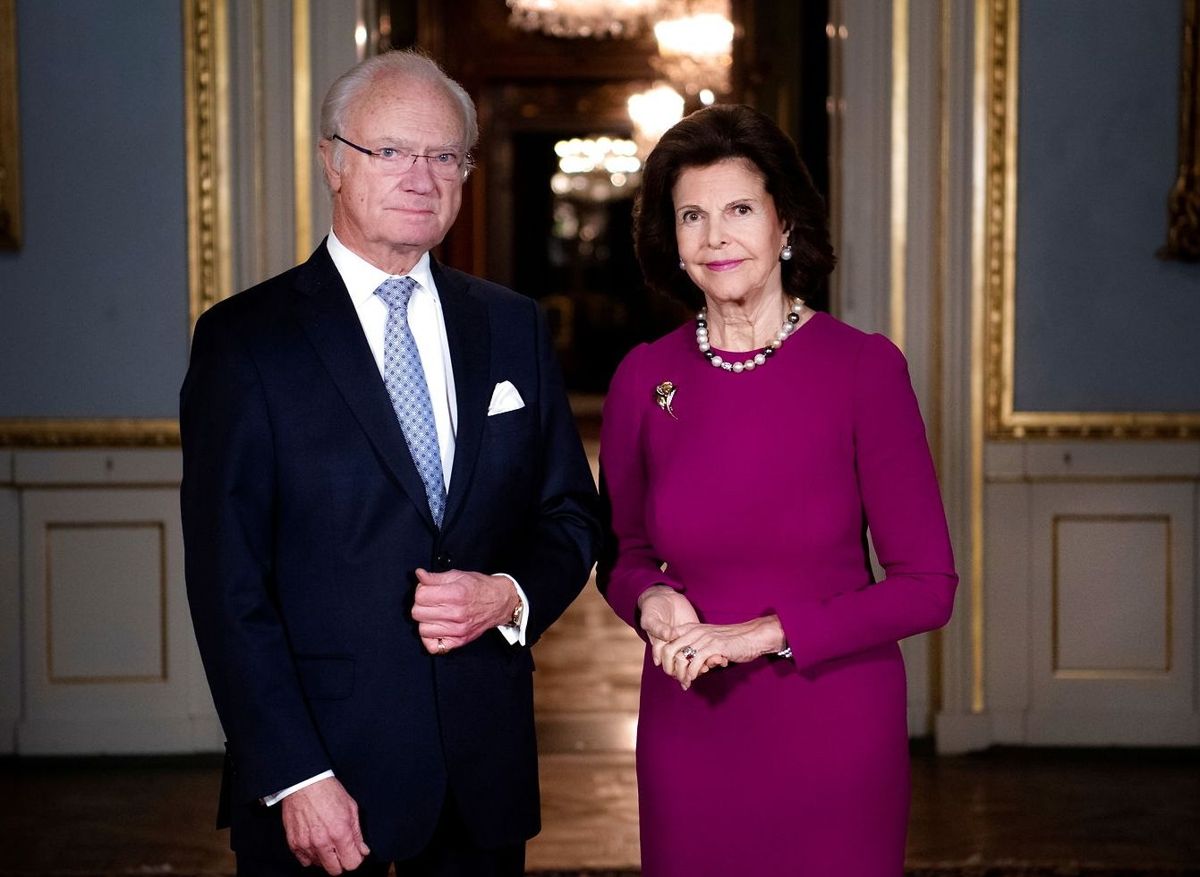 Det svenske hof bekræfter, at kong Carl Gustaf og dronning Silvia nu begge har fået den tredje covid-19 vaccine.