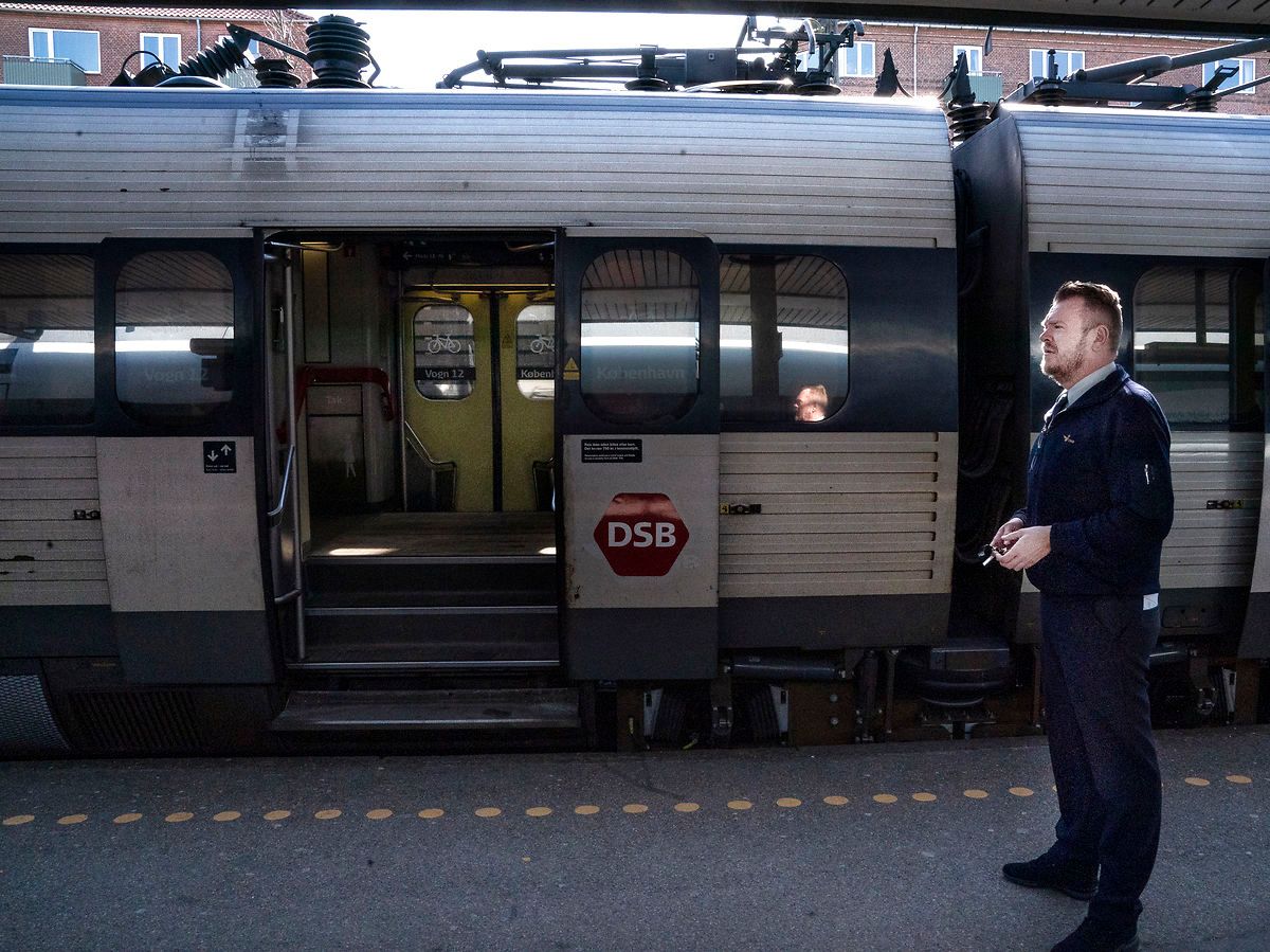 Politiet stormede banegården efter et tip fra DSB
