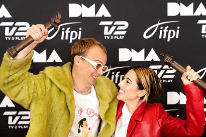Andreas Odbjerg og Drew Sycamore modtog begge flere af aftenens priser. Danish Music Awards 2021 uddeles på Flyvestation Værløse, lørdag den 20. november 2021.. (Foto: Claus Bech/Ritzau Scanpix)