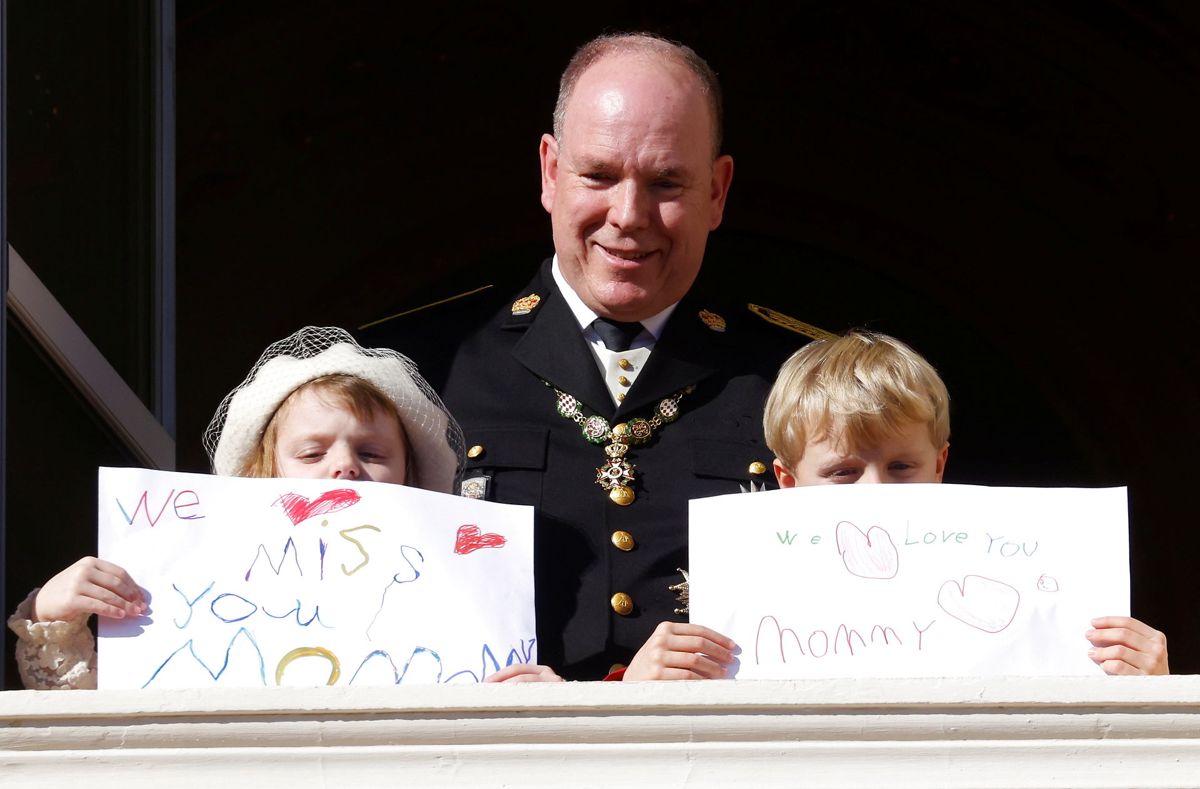 Fyrst Alber og de 6-årige tvillinger prinsesse Gabriella og prins Jacques på balkonen på paladset under fejringen af nationaldagen den 19. november.