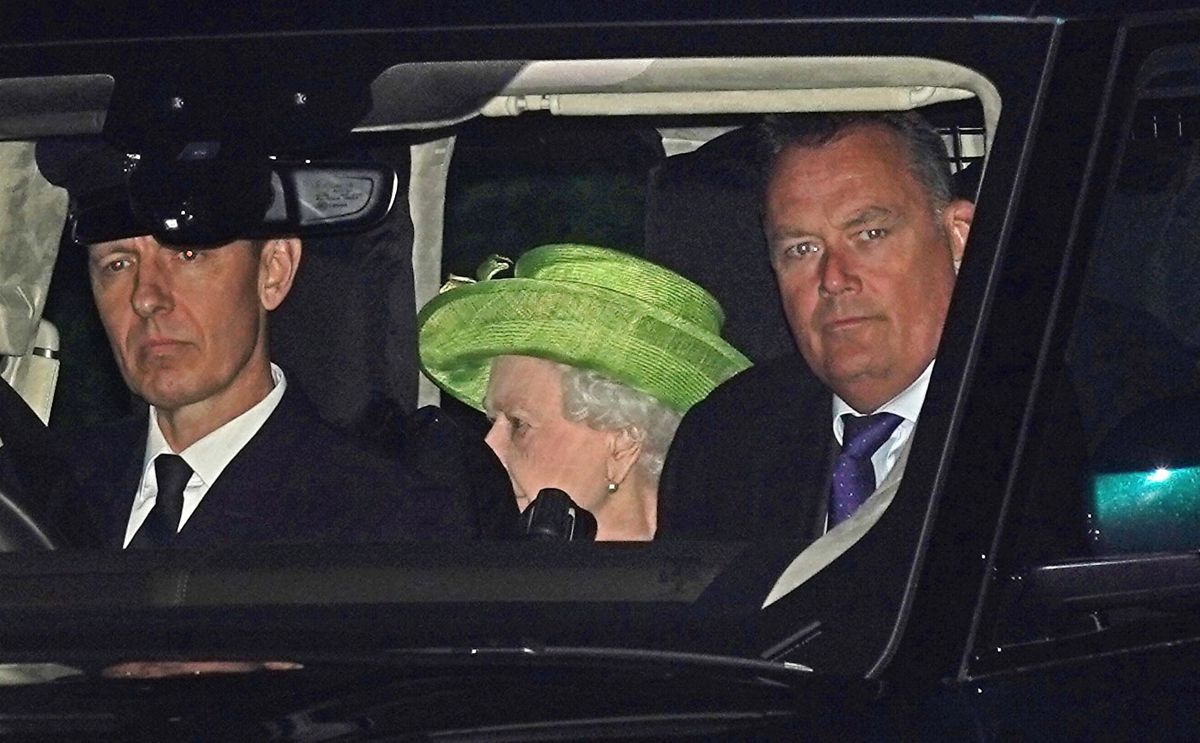 Her ses dronning Elizabeth for første gang siden indlæggelsen. Hun deltog ved sine oldebørns barnedåb.