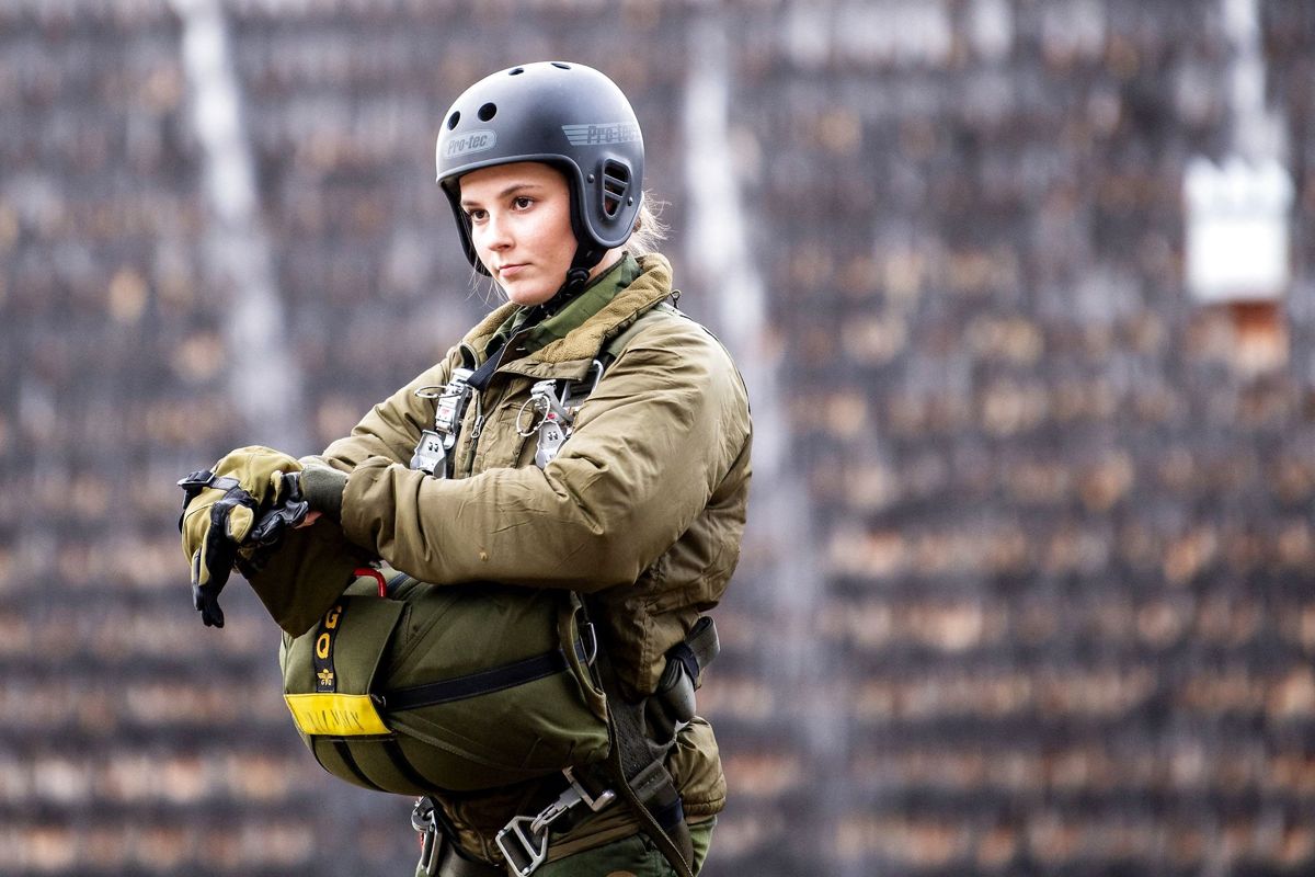 Grejet er på, og Ingrid Alexandra gør klar til sit simulerede faldskærmsudspring.