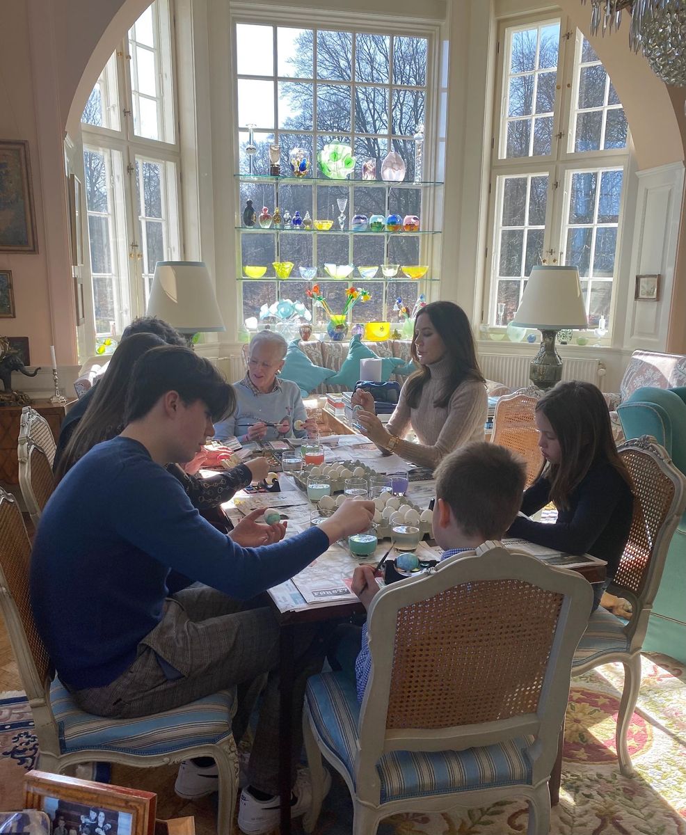 Dronning Margrethe, kronprins Frederik, kronprinsesse Mary, prins Christian, prinsesse Isabella, prins Vincent og prinsesse Josephine fejrede påske på Marselisborg Slot i Aarhus. Nu kommer julen. Men det bliver uden Joachim.
