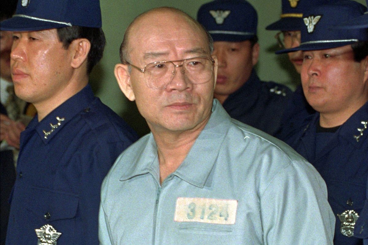 På billedet her fra 26. februar 1996 ankommer tidligere præsident Chun Doo-hwan til retten i Seoul, hvor han stod anklaget for blandt andet korruption.