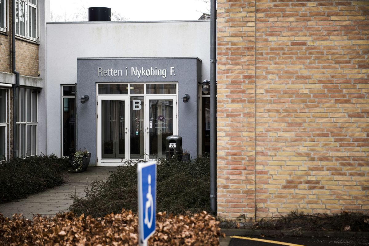 Retten i Nykøbing Falster har idømt en 63-årig mand seks og et halvt års fængsel og mishandling, vanrøgt og drabsforsøg på sin skleroseramte hustru. Selv om hun ikke måtte få fast føde, gav han hende blandt andet pølse i svøb, så hun nær var blevet kvalt.(Arkivfoto)