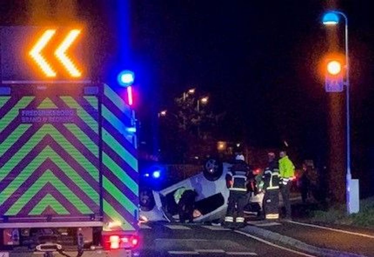 En kvinde kørte galt, og bilen endte på taget.