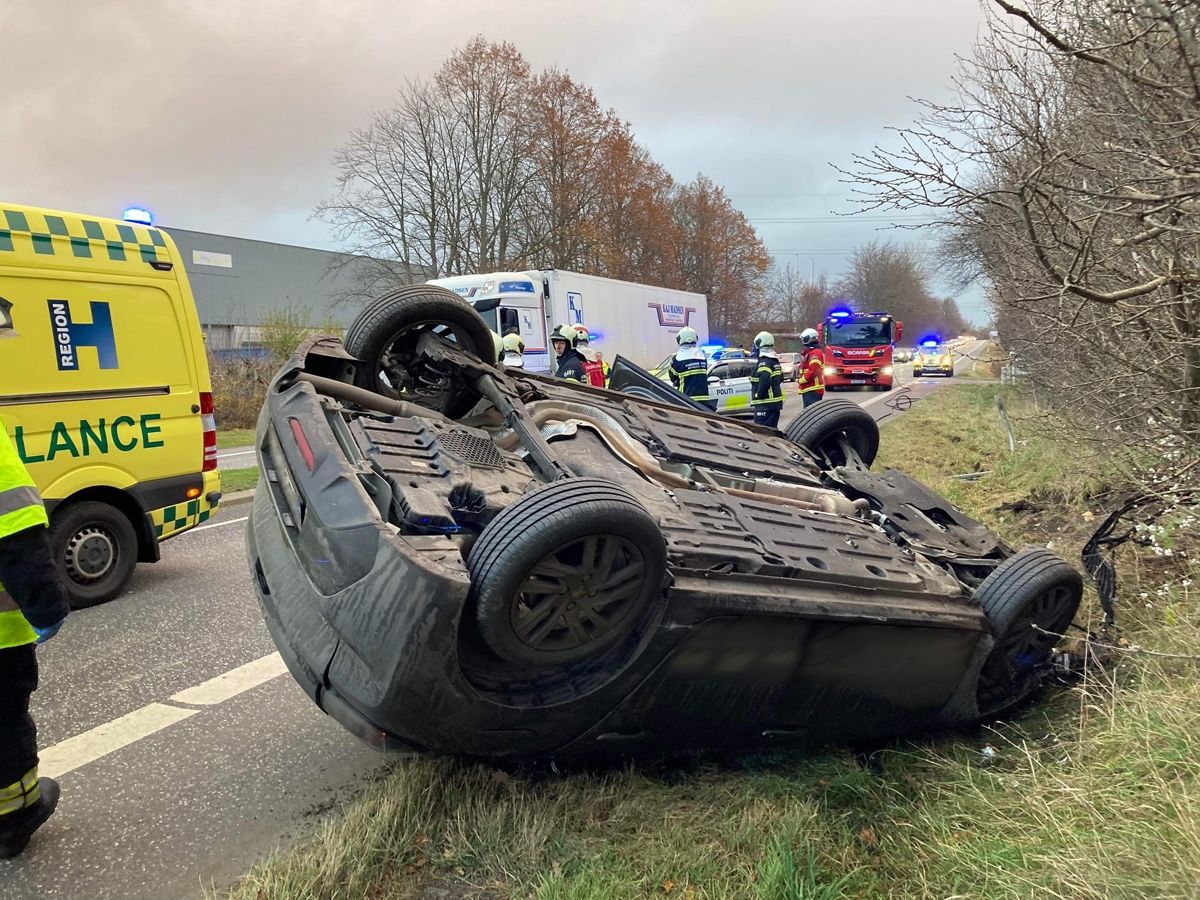 Bilen landede på hovedet, efter manden endte i grøften