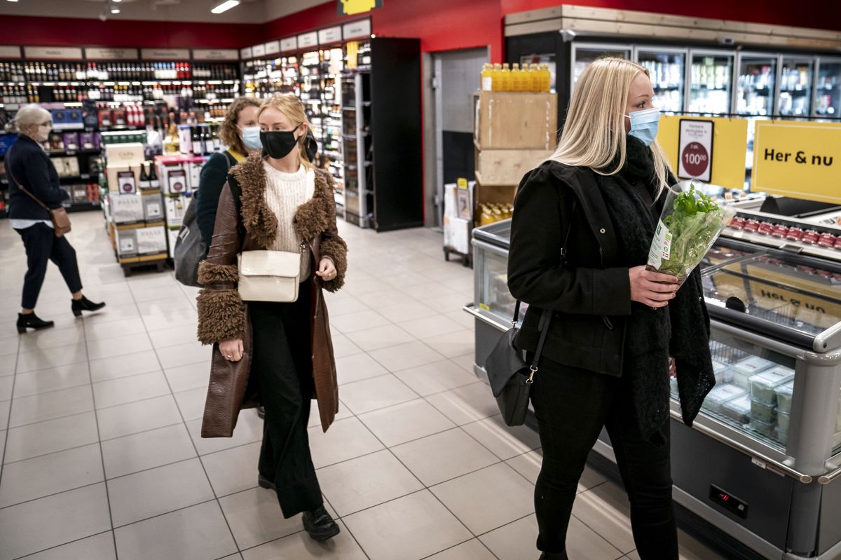 Krav om mundbind i butikker bør kun gælde kunder, mener fagforeningen HK Handel. Det er dårligt for arbejdsmiljøet for de ansatte at have mundbind på hele arbejdsdagen, lyder det. (Arkivfoto)