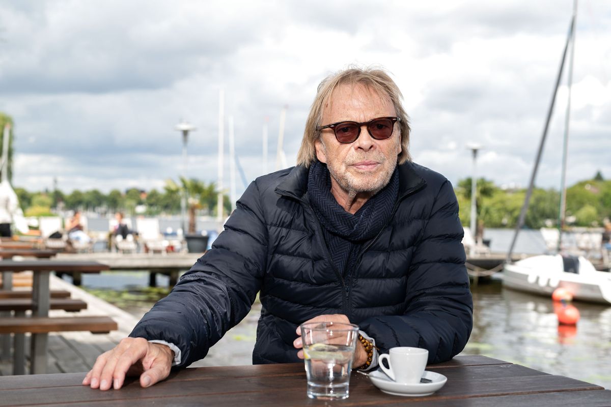 Den tyske skuespiller Volker Lechtenbrink er gået bort 77 år gammel.