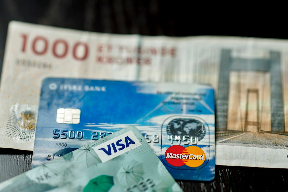Penge Pengesedler 1000 kr seddel og visa dankort fra Jyske Bank