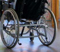 Mand i kørestol væltet og sparket i hovedet