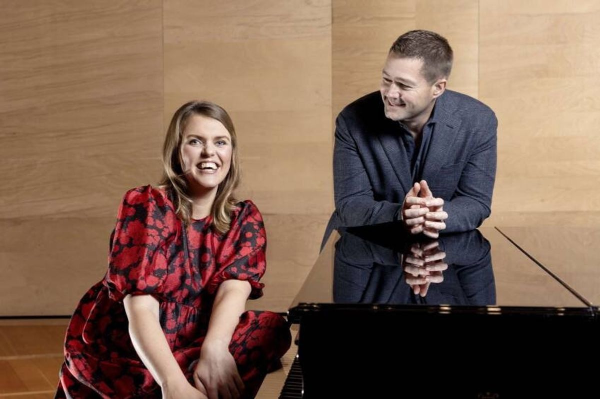 Katrine Muff og Johannes Langkilde får blandt andre besøg af DR Symfoniorkestret, DR Pigekoret, Hjalmer og Annisette, som fortolker klassiske julesange i "DR's store juleshow 2021". (PR-foto).