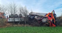 Lastbilulykke spærrer vej
