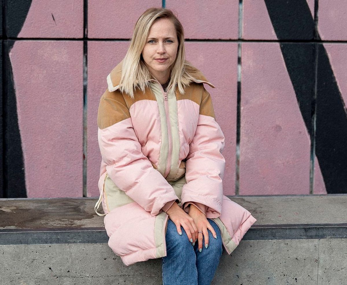 Den gravide radiovært Line Kirsten Nikolajsen trækker sig fra en værtstjans på grund af risiko for coronasmitte.
