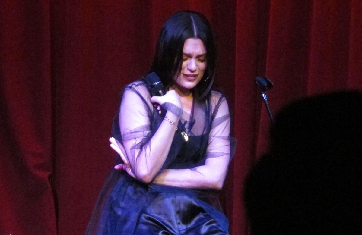 Jessie J bryder sammen i gråd på scenen under intim-koncerten i Los Angeles.