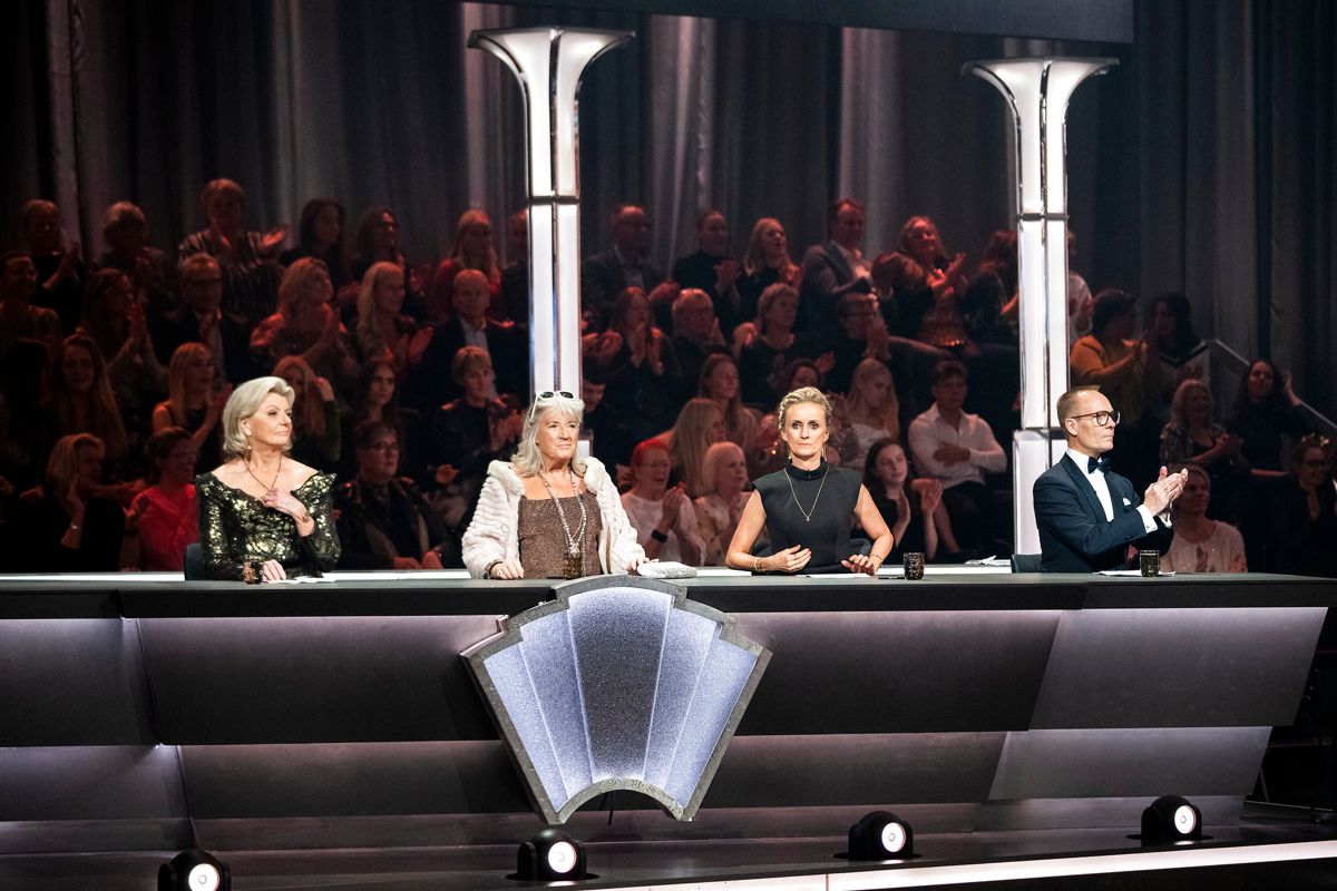 Dommern, Anne Laxholm, Britt Bendixen, Marianne Eihilt og Jens Werner. Nikolaj Hübbe er smittet med corona.