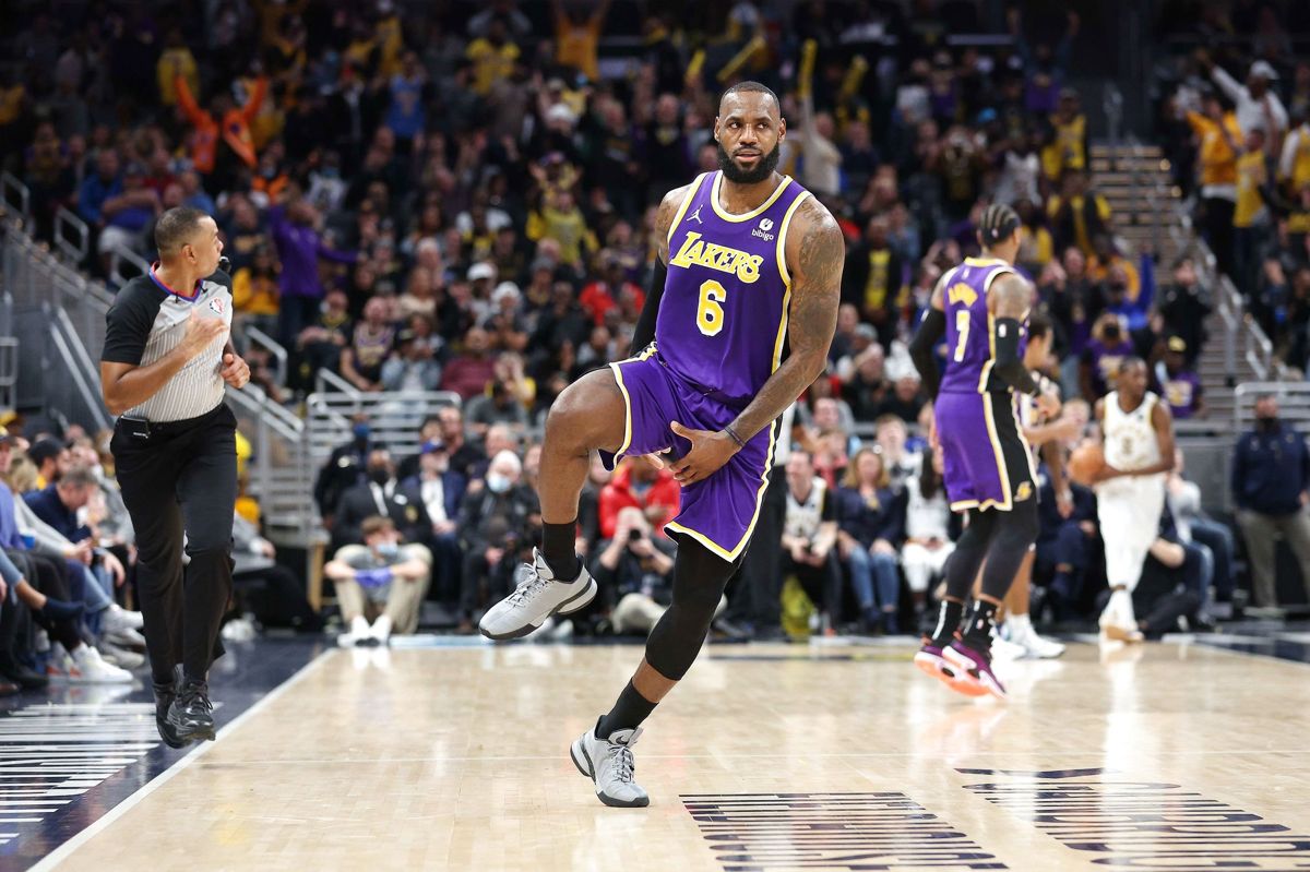 LeBron James forsøgte tilsyneladende at signalere et eller andet, da han lavede denne bevægelse efter en trepointscoring mod Indiana Pacers onsdag.