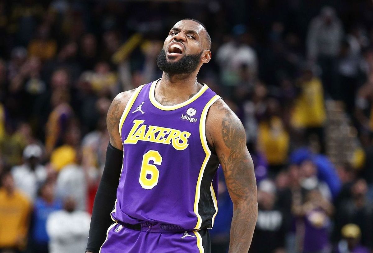 Lakers-spilleren LeBron James kom i modvind, da han ville fejre en scoring.