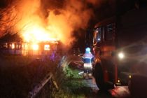 Stråtækt hus i flammer