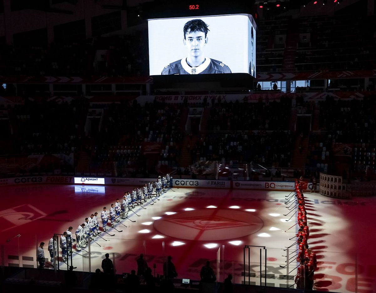 HC Spartak Moskva og HC Dynamo Moskva holder her et minuts stilhed for at ære den kun 16-årige Valentin Rodionov der er død.