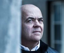 -Jes Dorph slikkede og famlede på mig